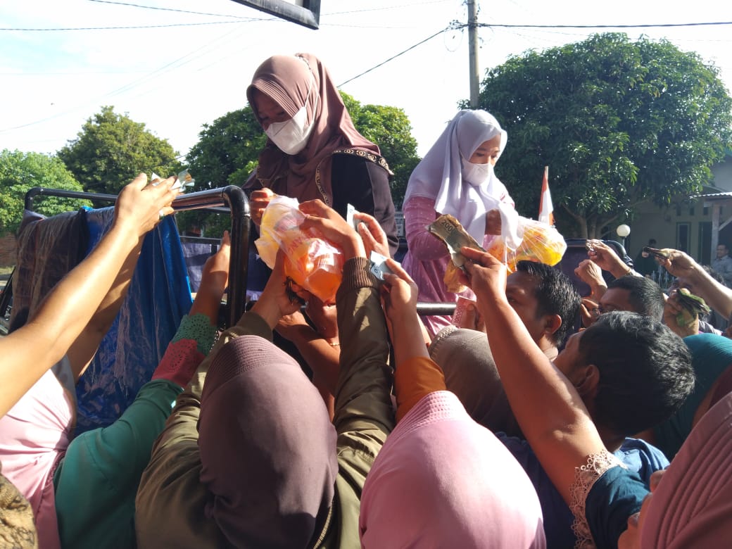 Warga Berebut Minyak Goreng
